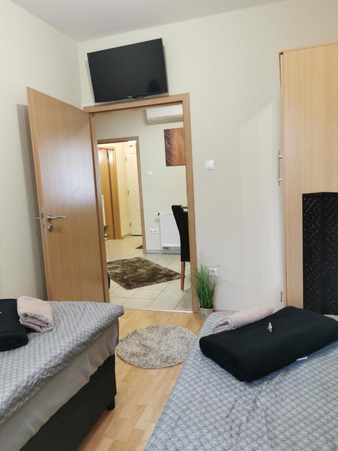 Csabai Apartman Бік Екстер'єр фото