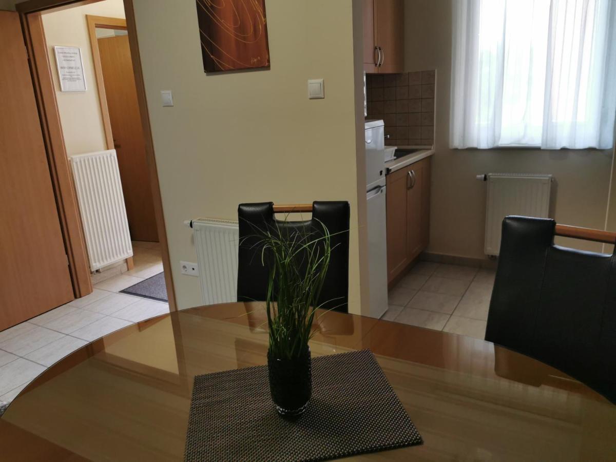 Csabai Apartman Бік Екстер'єр фото