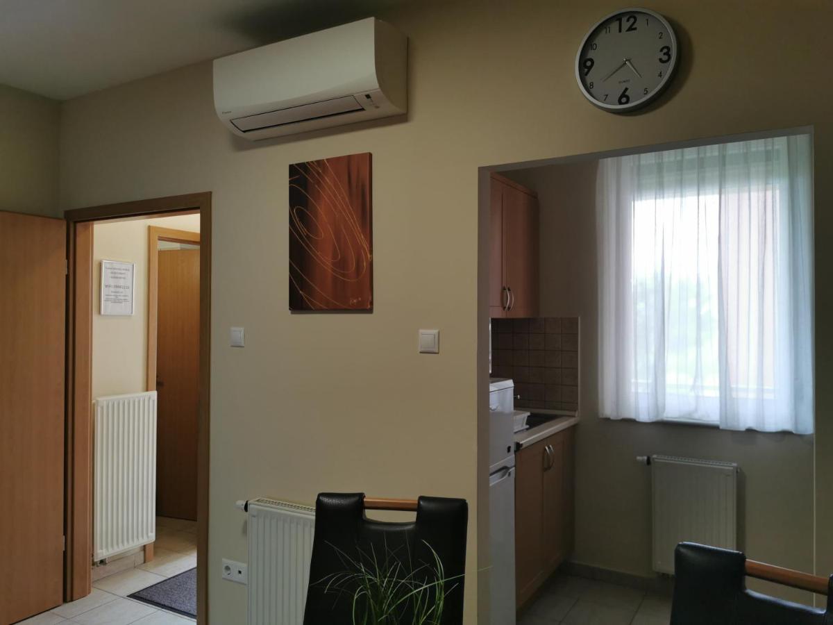 Csabai Apartman Бік Екстер'єр фото