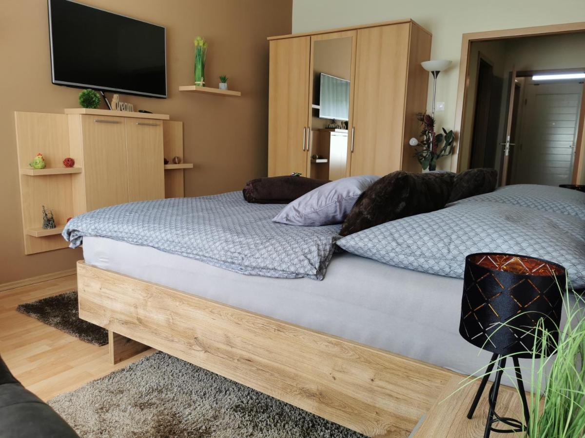 Csabai Apartman Бік Екстер'єр фото