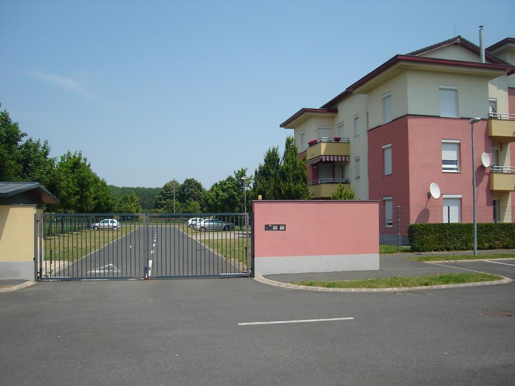 Csabai Apartman Бік Номер фото